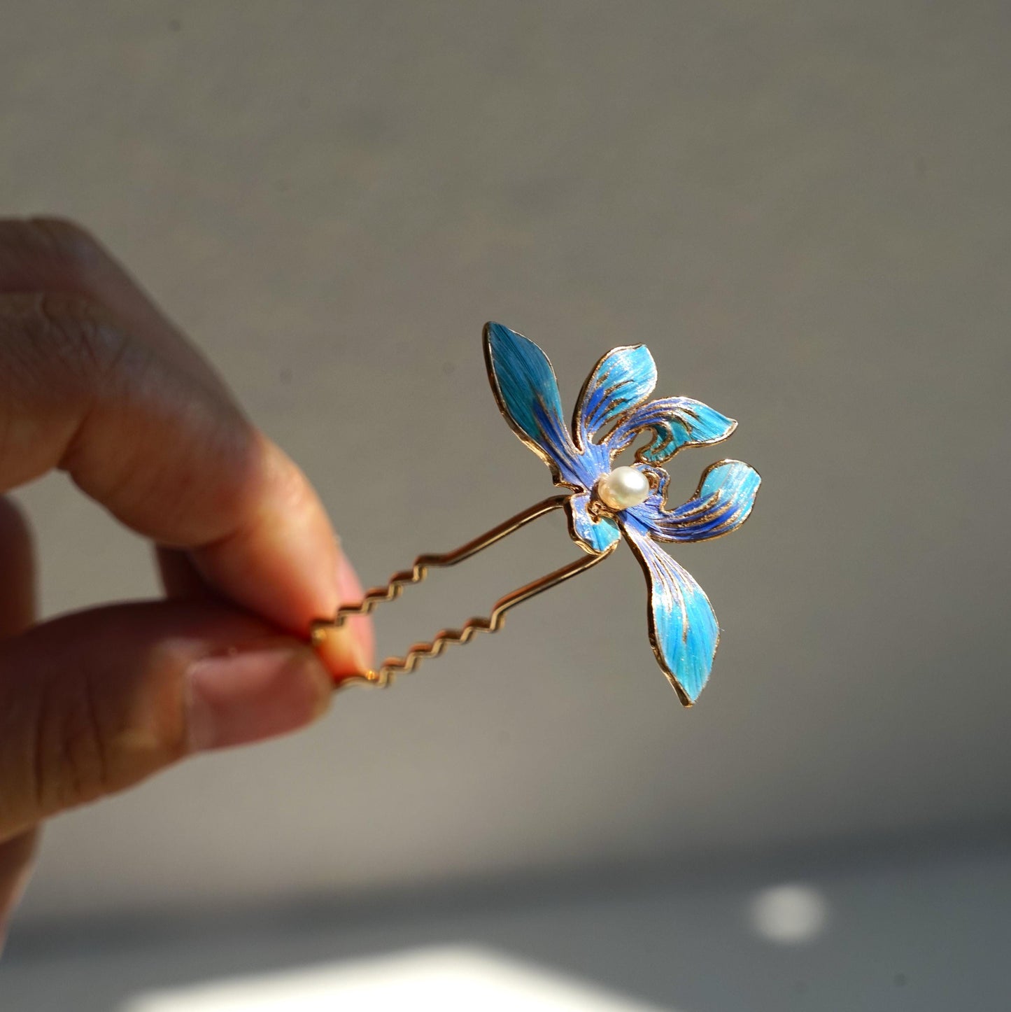 Blue Iris Hair Pin, Natural Parrot Feather Accessory, Something Blue Bridal Pin, Blue Purple Flower Hair Fork, Unique Hair Accessory for Her