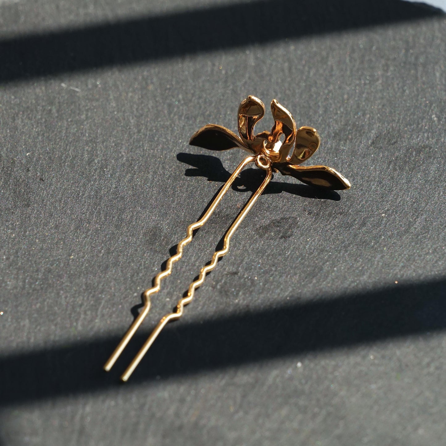 Blue Iris Hair Pin, Natural Parrot Feather Accessory, Something Blue Bridal Pin, Blue Purple Flower Hair Fork, Unique Hair Accessory for Her